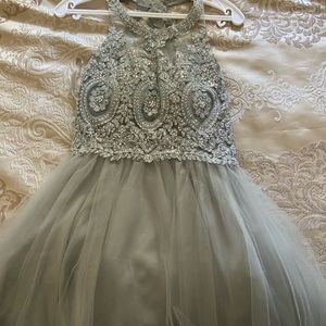 This is a gray dama dress/prom dress/party dress etc.